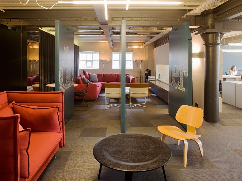 國外蒸餾器的記錄辦公室裝修設(shè)計案例